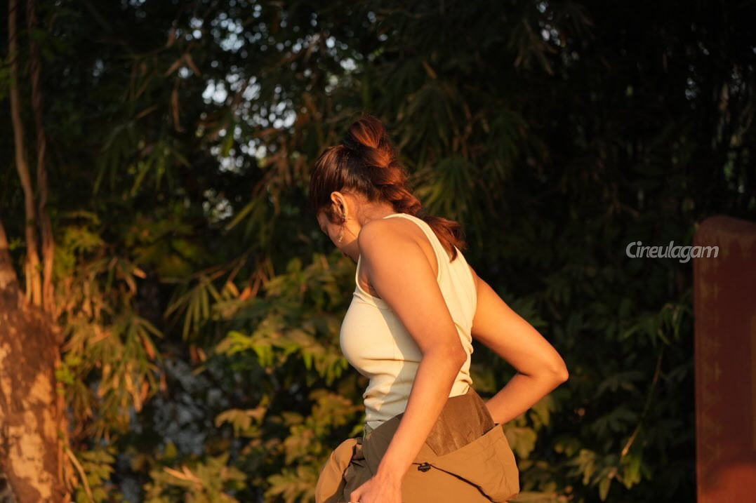 நடுக்காட்டில் போட்டோஷூட்.. மாளவிகா மோகனனின் இந்த புகைப்படங்களை எடுத்து யார் தெரியுமா 7 Gallery