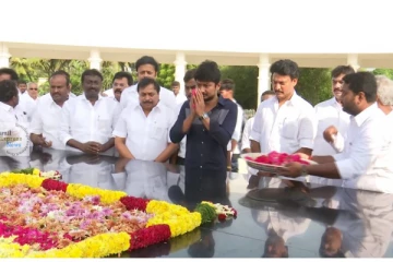 பிறந்தநாளையொட்டி அண்ணா, கருணாநிதி நினைவிடத்தில் மரியாதை செலுத்திய உதயநிதி ஸ்டாலின்