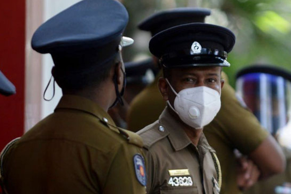 வேன் ஒன்றை துரத்திச் சென்று பொலிஸார் துப்பாக்கிச் சூடு | Police Open Fire While Chasing A Van Gampaha