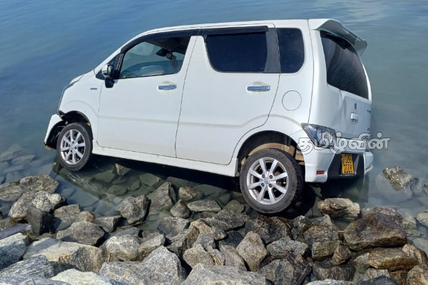சங்குப்பிட்டி பாலத்திற்கு அண்மையில் கடலுக்குள் பாய்ந்த கார்! | Car Plunges Into Sea Near Sangupitiy Bridge