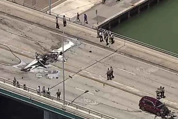 அமெரிக்காவில்  அவசரமாக  மேம்பாலத்தில் தரையிறங்கிய விமானத்தால் நேர்ந்த கதி!