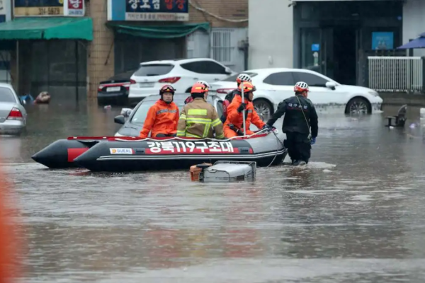 தென் கொரியாவில் வெள்ளம் மற்றும் மண்சரிவால் 14 பேர் பலி | 14 Killed In Floods And Landslides In South Korea