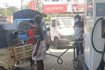 டீசல் எரிபொருளுக்காக வரிசையில் காத்திருத்த வாகனங்கள்: போக்குவரத்து நெரிசல் (PHOTOS)