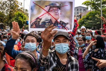 முன்னாள் எம்.பிக்களை பயங்கரவாதிகளாக அறிவித்த மியான்மர் ராணுவம்- காரணம் என்ன?