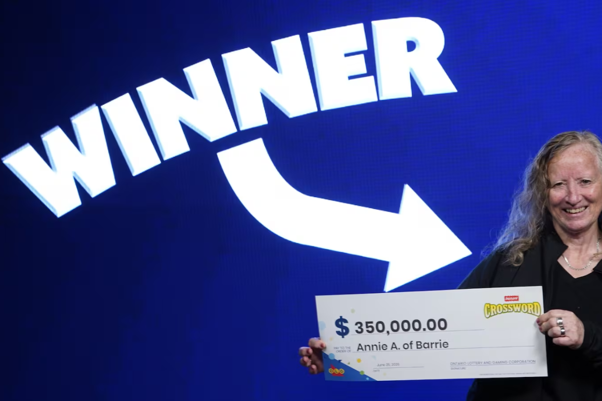 கனடாவின் பேரி நகரைச் சேர்ந்த பெண் அதிர்ஷ்டசாலி! | 350K Crossword Win At Zehrs In Barries South End கனடாவின் பேரி நகரைச் சேர்ந்த பெண் அதிர்ஷ்டசாலி! | 350K Crossword Win At Zehrs In Barries South End