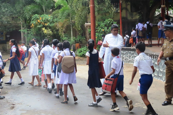 ஆரம்பமானது புலமை பரிசில் பரீட்சை - நாடுபூராகவும் ஆர்வத்துடன் பரீட்சை மண்டபத்துக்கு செல்லும் மாணவர்கள்(படங்கள்) | Scholarship Examination Sri Lanka Went Interest