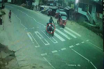 பாதசாரி கடவையில் மாணவியை மோதிய மோட்டார் சைக்கிள்