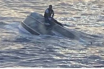 தனி ஆளாக நடுக்கடலில் படகின் மேல் அமர்ந்திருந்த இளைஞர்! உலகை உலுக்கிய ஒற்றைப்புகைப்படம்!