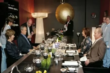 அமெரிக்க முன்னாள் அதிபருக்கு உணவு பரிமாறிய வாக்னர் படைத் தலைவர் (படங்கள்)