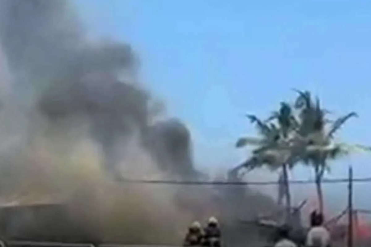 கடையுடன் முழுமையாக எரிந்து கருகிய வீடு ; தெய்வாதீனமாக தப்பிய உயிர்கள் | House Completely Burned Down Along With Shop