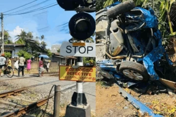 වාද්දූවේදී මෝටර් රථයක් දුම්රියක ගැටී බිහිසුණු අනතුරක්