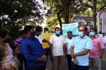 சபை அமர்வில் அரசாங்கத்திற்கெதிராக பதாதைகளை ஏந்தி கோஷங்கள் எழுப்பி எதிர்ப்பு!