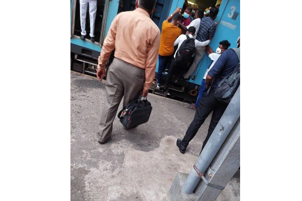 නිසොල්මනේ ඇහැරෙන මීළඟ කොරෝනා පොකුර (PHOTOS) | Covid 19 Update Sri Lanka Spread In Train