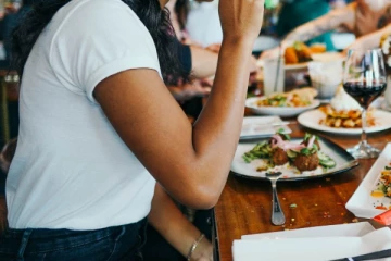 வவுனியா முன்னனி உணவகங்களில் நடக்கும் சீர்கேடு!