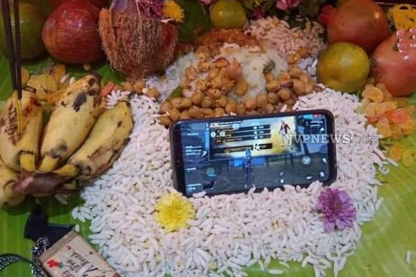 ஆயுத பூஜையின் போது ஸ்மாட் போனை வைத்து இளைஞன் செய்த வித்தியசமான செயல்! | Young Man Put His Smart Phone In Ayudha Puja