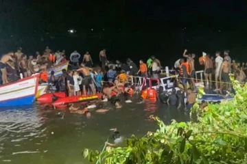 சுற்றுலா படகில் சென்ற 21 பேர் பரிதாப உயிரிழப்பு