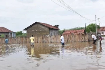 மன்னாரில் கடுமையான மழை.... நீரில் மூழ்கிய விடத்தல் தீவு