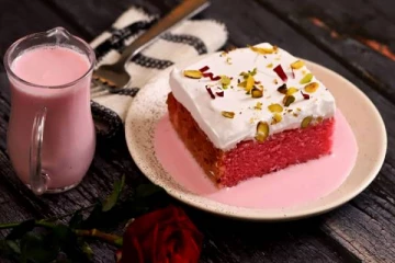 கிறிஸ்துமஸ் ஸ்பெஷல்: ரோஸ் மில்க் கேக் ஈஸியா செய்வது எப்படி? செய்து பாருங்க