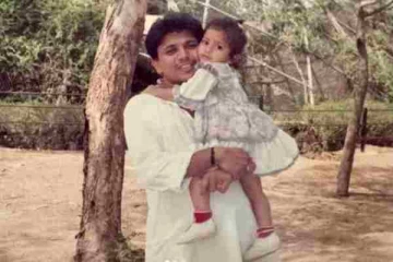 சிறுவயதில் தனது அப்பாவுடன் இருக்கும் இந்த பிரபல நடிகை யார் என்று தெரிகிறதா?.. பிரபலமே வெளியிட்ட போட்டோ