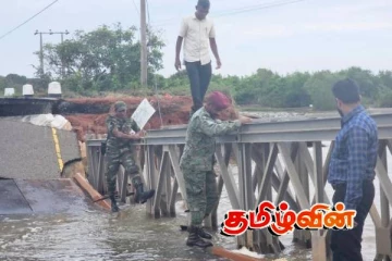 நாயாறு பாலத்தில் படகு மூலம் இலவசமாக நடைபெறும் போக்குவரத்து..