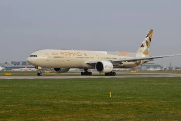 மத்திய கிழக்கு நாடுகளிலிருந்து பிரித்தானியர்களுடன் லண்டன் வந்தடைந்த முதல் விமானம்