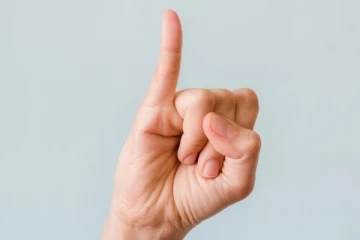 உங்களின் சுண்டு விரல் இப்படி இருக்கா? நிச்சயம் பணக்காரர் யோகம் உண்டாம்