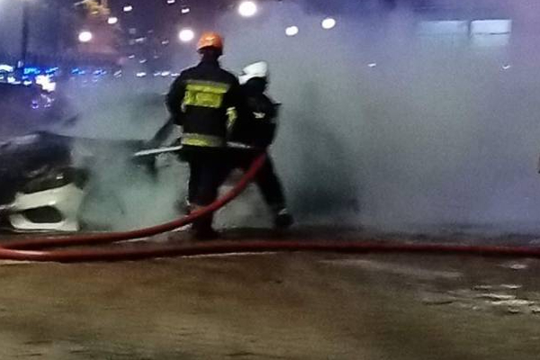 கொழும்பில் நள்ளிரவில் பயங்கரம்:  திடீரென தீப்பிடித்து எரிந்த சொகுசு கார்! | Colombo Benz Car Fire Accident