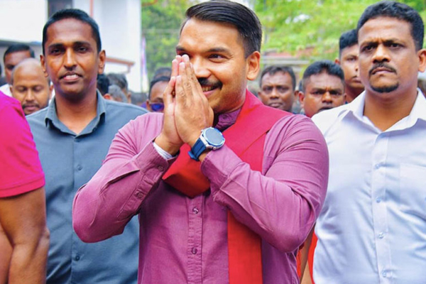 இலங்கையில் பிடியாணை; ஜனாதிபதி அனுரவுடன் விமானத்தில் பறந்த நாமல் ராஜபக்ஷ | Arrest Warrant Issued Namal Flew President Anura