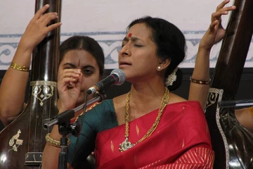 சுயநினைவு இழந்த பிரபல பின்னணி பாடகி; அதிர்ச்சியில் ரசிகர்கள்!