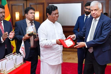 ஆறுமுகன் தொண்டமானின் நினைவாக விசேட முத்திரையும் கடித உறையும் வெளியீடு! (photos)