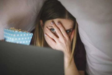 உடல் எடையை உடனே குறைக்க வேண்டுமா? அப்போ தினமும் ஒரு பேய் படம் பாருங்க!