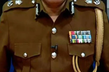 கப்பம் கோரல்களில் ஈடுபட்ட காவல்துறை அதிகாரி வெளிநாட்டிற்கு தப்பியோட்டம்