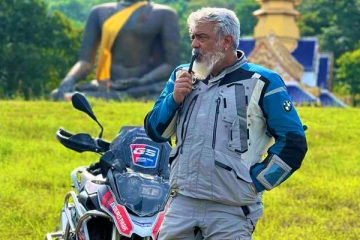 துணிவு பட கெட்டப்-ல் ரசிகர்களுடன் நடிகர் அஜித் எடுத்து கொண்ட லேட்டஸ்ட் போட்டோஸ்