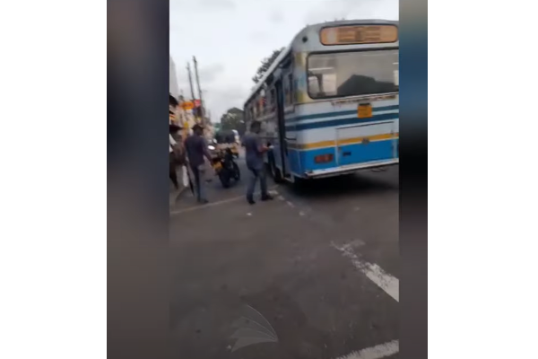 வீதியில் வைத்து காவல்துறை அதிகாரியை அச்சுறுத்திய சாரதி கைது | Bus Driver Arrested For Threatening Police Officer