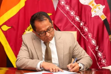 දූෂණ විරෝධී පනත් කෙටුම්පතට කථානායක සහතිකය සටහන් කරයි