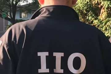 பொலிசார் கண் முன்னே குடியிருப்பின் மாடியில் இருந்து குதித்த நபர்