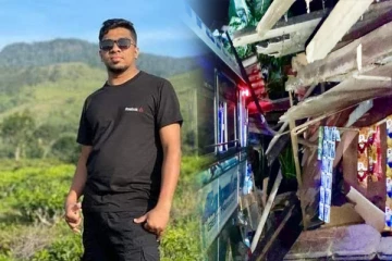 முச்சக்கரவண்டியுடன் மோதுண்டு பயணிகள் பேருந்து விபத்து : ஒருவர் பலி