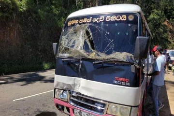 சொகுசு பேருந்து - லொறி விபத்தில் பெண் காயம்