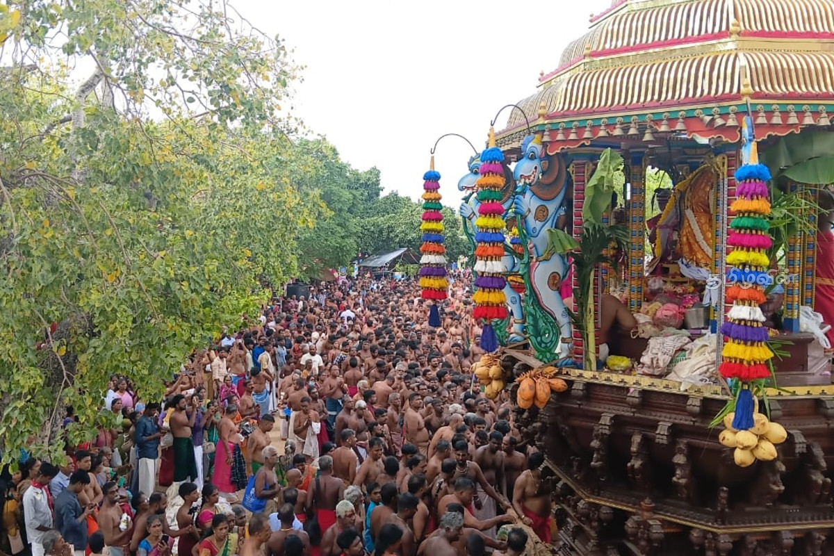 பல்லாயிரக்கணக்கான பக்தர்கள் புடைசூழ இன்று தேரேறி வந்தார் வல்லிபுரம் ஆழ்வார் | Vallipuram Azhwar Temple Event பல்லாயிரக்கணக்கான பக்தர்கள் புடைசூழ இன்று தேரேறி வந்தார் வல்லிபுரம் ஆழ்வார் | Vallipuram Azhwar Temple Event