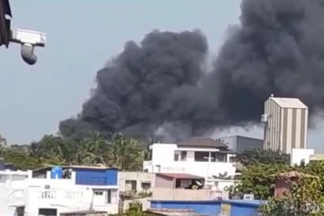 குப்பைக்கு தீமூட்டியதால் ஏற்பட்ட விபரீதம்! - கொழும்பில் பற்றியெரிந்த படகு  (Video)