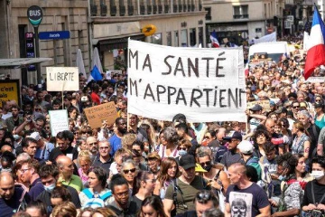 புதிய கொரோனா சட்டத்திற்கு எதிராக பிரான்ஸில் தீவிரமடையும் போராட்டம்!