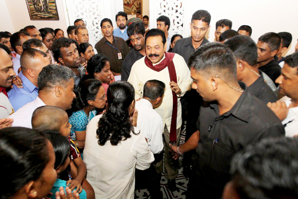 மகிந்தவுக்கு பாதுகாப்பு கோரி தேரர் உண்ணாவிரதம்! | Thero Fasts For Mahinda Protection