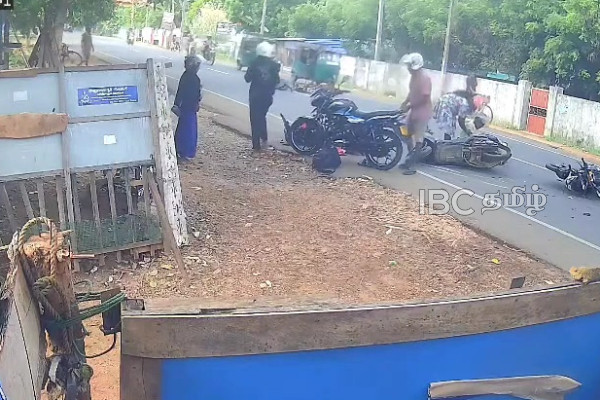 யாழில் நான்கு வாகனங்கள் ஒன்றுடன் ஒன்று மோதி விபத்து | Multiple Motorcycles Bicycle Collide Accident