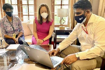 தமிழர்களுடன் நெருக்கமாக தமிழை ஆர்வமாக கற்கும்  அமெரிக்க உயரதிகாரி!