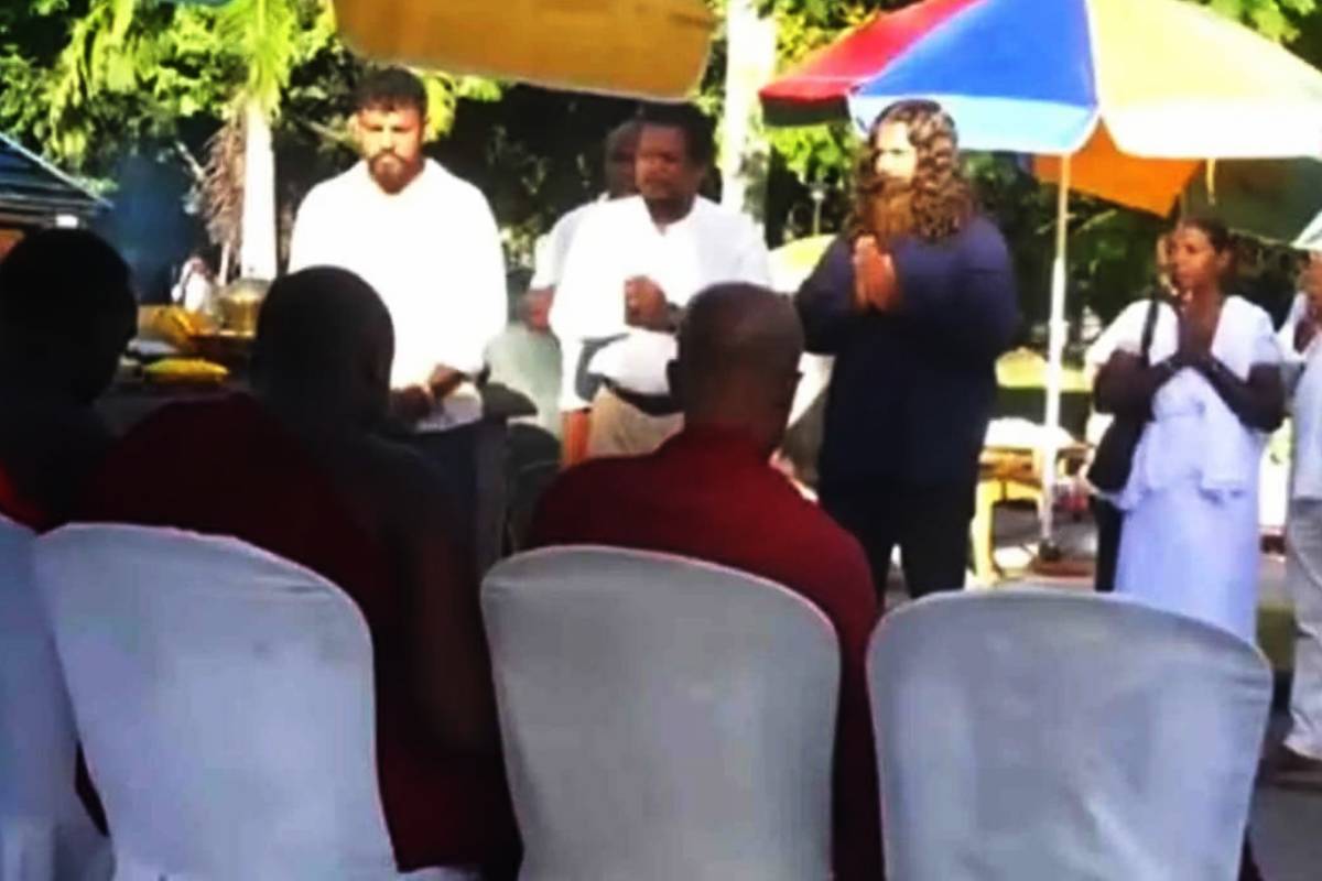 முடிவுக்கு வரும் பிக்குகளின் சத்யாகிரகப் போராட்டம்: நீதிமன்றத்தை நாடும் காவல்துறை | Cops Seek Court Order To Clear Monks Protest முடிவுக்கு வரும் பிக்குகளின் சத்யாகிரகப் போராட்டம்: நீதிமன்றத்தை நாடும் காவல்துறை | Cops Seek Court Order To Clear Monks Protest