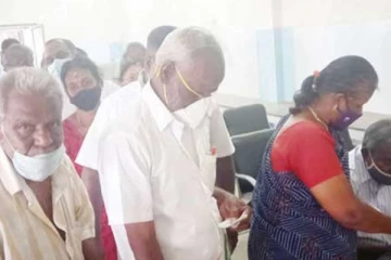 கோவையில் கொரோனா தடுப்பூசிகளை போட்டுக் கொள்ள ஆர்வம் காட்டும் பொதுமக்கள்
