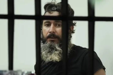 சொந்த பணத்தை எடுக்க வங்கியை சிறைபிடித்த வாடிக்கையாளர்: கொண்டாடும் மக்கள்