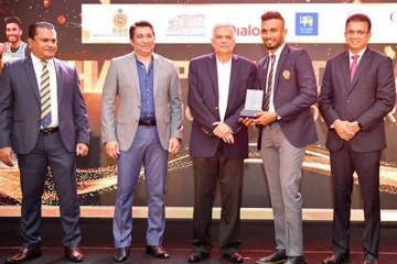 "ක්රීඩකයන් ලබන ජයෙන් දේශපාලකයන් ළකුණු දමා ගත යුතු නෑ"- ජනපතිගෙන් සැර ප්රකාශයක්..(PHOTOS)