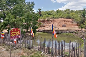 திருகோணமலையில் சிங்கள மொழியில் தோன்றிய பெயர் பதாகையால் பெரும் பரபரப்பு (படங்கள்)