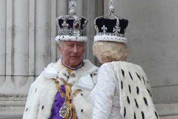 மன்னர் சார்லஸ் முடிசூட்டுவிழா: பிரான்சில் எதிர்ப்பும் ஆதரவும்